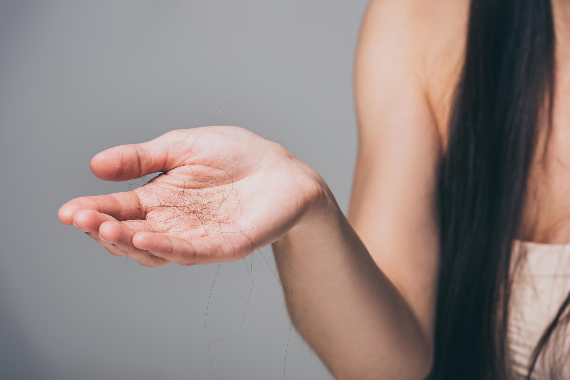 Entenda o que causa queda de cabelo e saiba como combater!