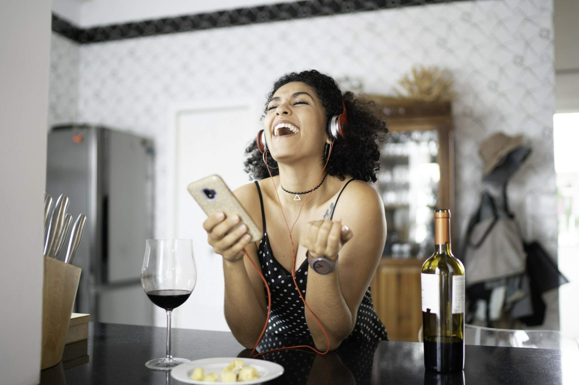 Endorfina e serotonina: entenda mais sobre esses hormônios da felicidade