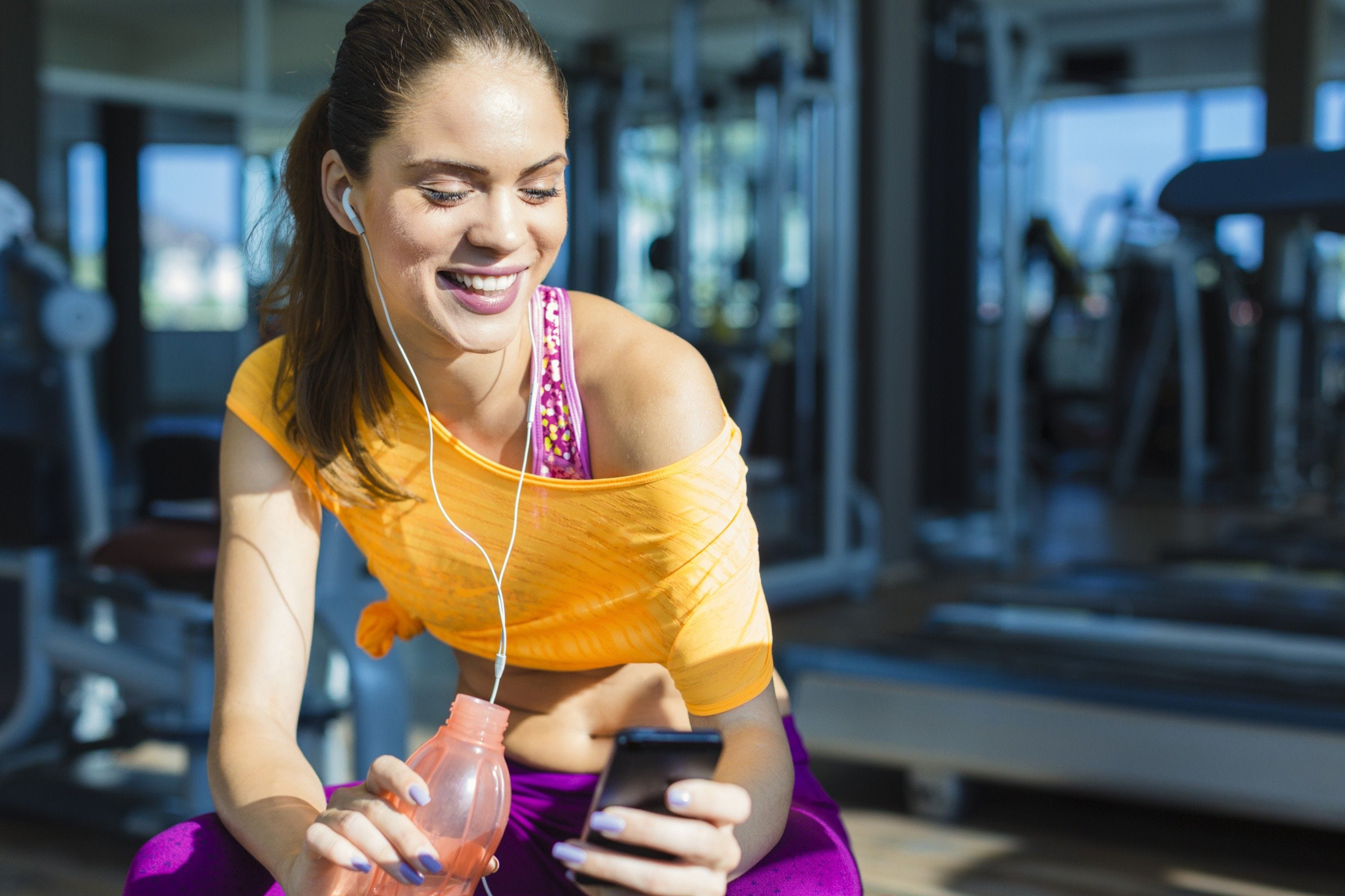 Dicas de treino e saúde: 5 podcasts para ouvir na academia